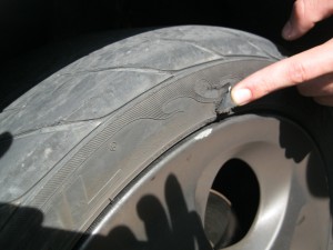 Neumático con daño por desgarro