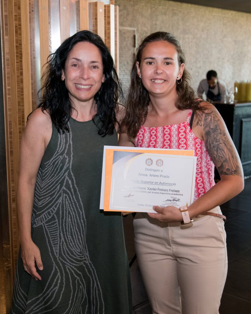 Ana Ávila entrega el premio a Ainoa Artero