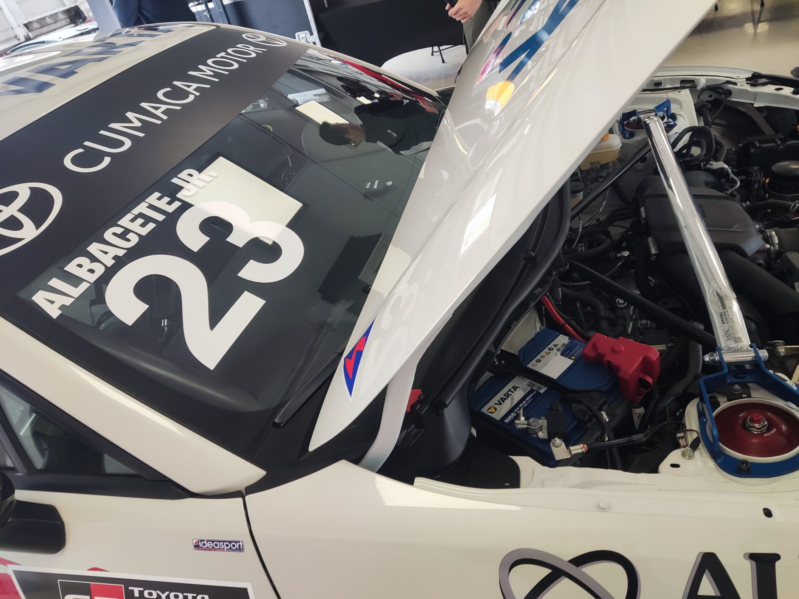 VARTA apoya al joven piloto Tony Albacete en su debut en la Toyota GR Cup Spain 2024